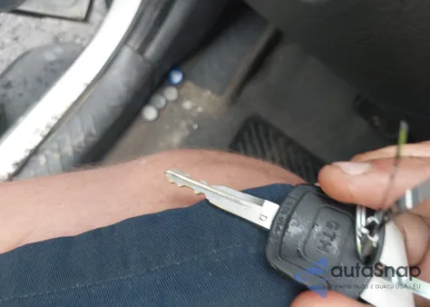 2005 Ford Escape Xlt z USA, uszkodzony, nr VIN 1FMCU03195KB11045